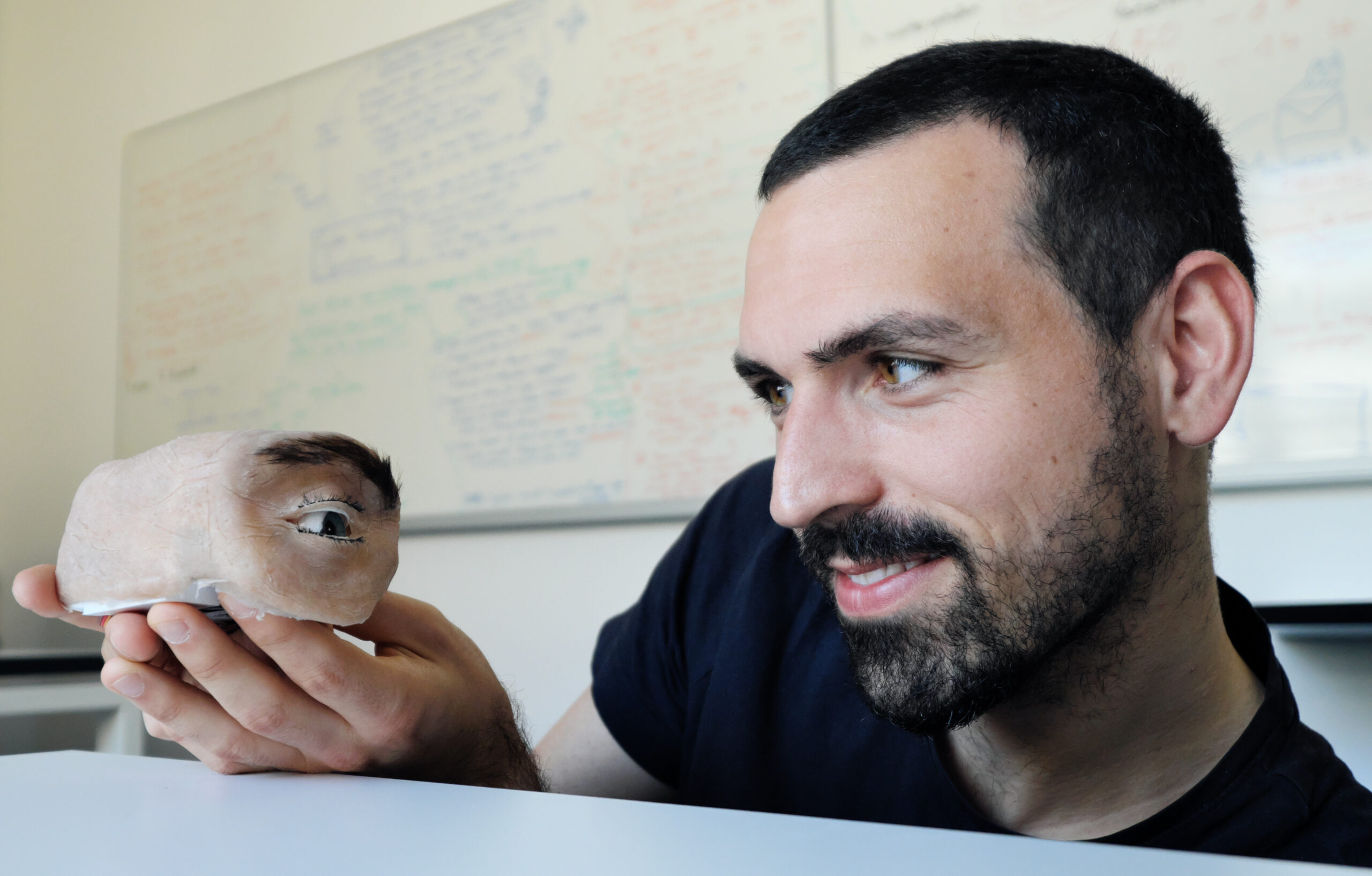 Informatiker Marc Teyssier mit der anthropomorphen Kamera „Eyecam“. Thorsten Mohr Universität des Saarlandes