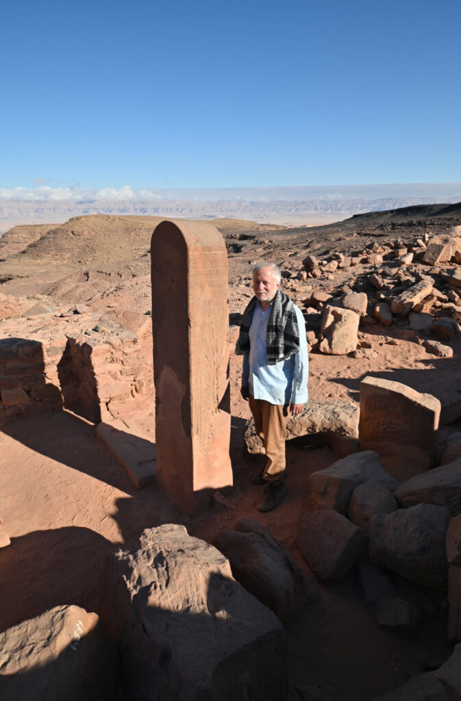 Prof. Dr. Ludwig Morenz an einer für den Tempelkomplex von Serabit el Chadim typischen, auf vier Seiten hieroglyphisch beschrifteten Stele.
David Sabel