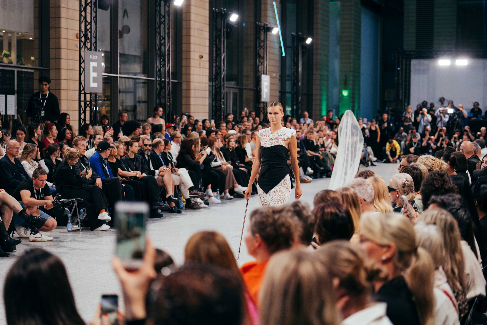 HTW Berlin goes Fashion Week Modedesign präsentiert Abschlussarbeiten bei der Neo.Fashion 2025