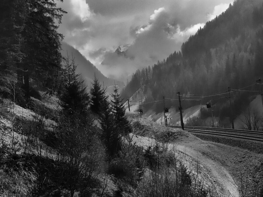 St. Jodok, Tirol, Austria, Brücke und Gebirge, Archiv