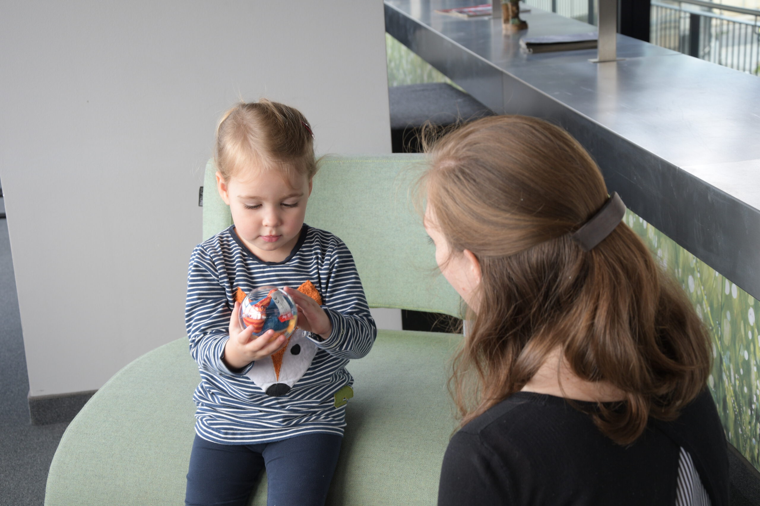 Copyright: MPI CBS, Die Forscherinnen haben einen Gedächtnistest mit 18 Monate alten Säuglingen gemacht und ihnen dabei neue Objekte gezeigt, die entweder ihnen selbst oder einem anderen Akteur zugeordnet wurden.