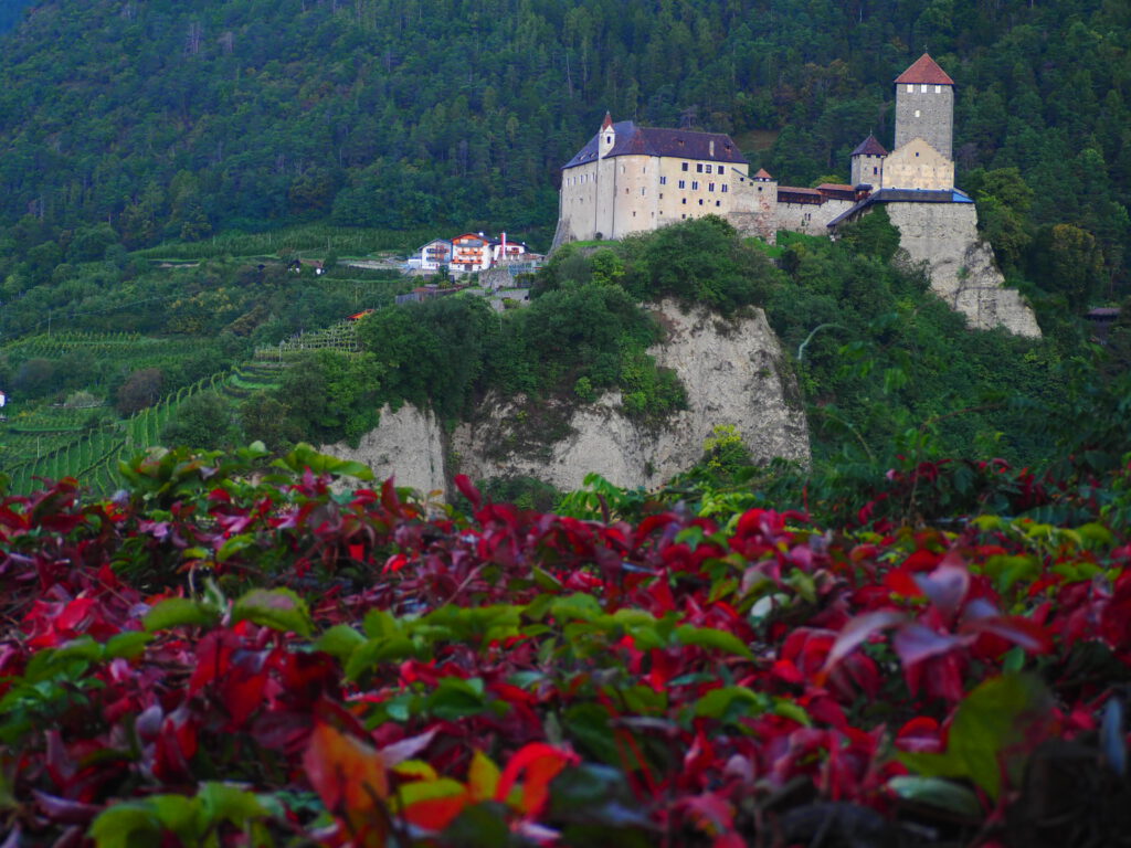 Schloss Tirol mit Grün-Rot, Kalt-Warm-Kontrast
