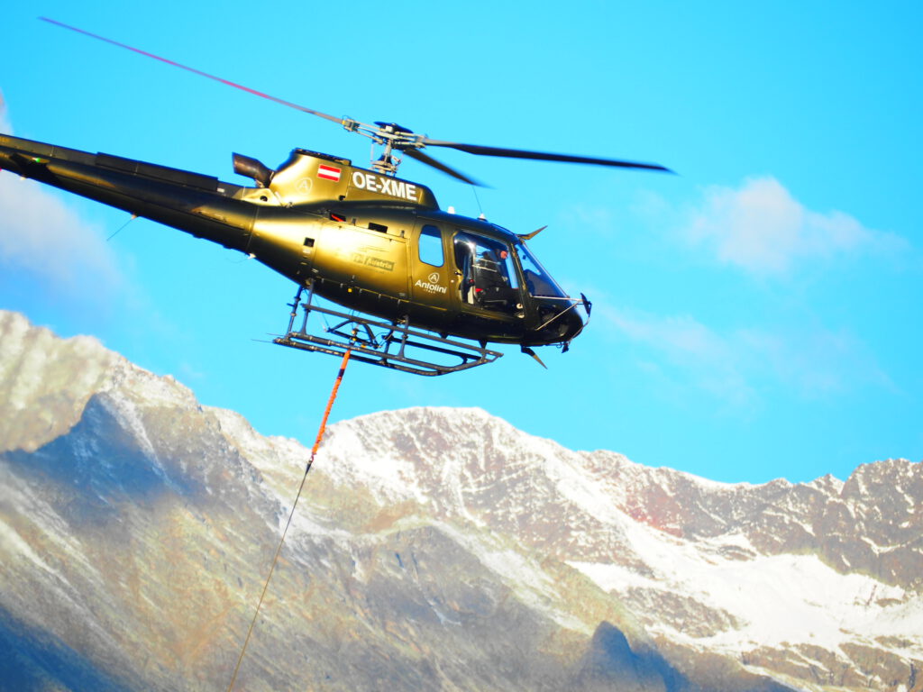 Hubschrauber vor Gebirgshöhe