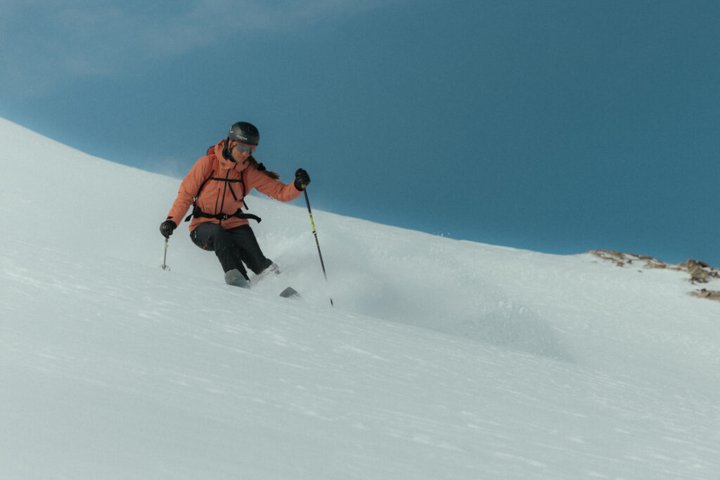 Skifahrer im Schnee bei der Abfahrt