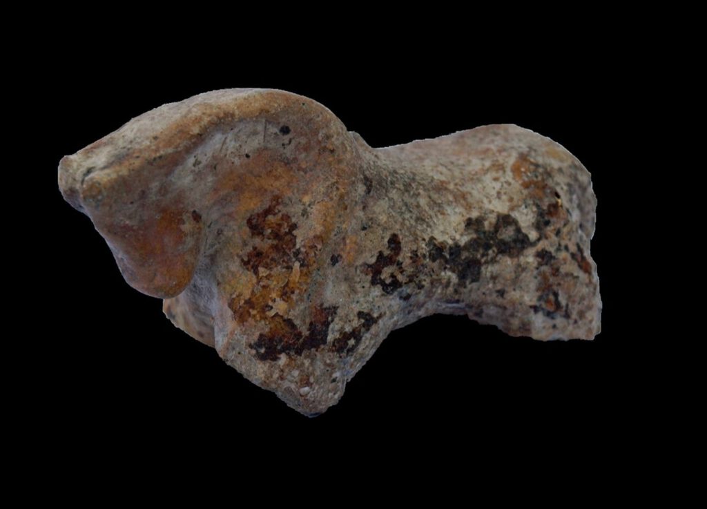 Formschön und dynamisch: ein Spielzeugpferdchen des 14. Jahrhunderts als typischer Fund aus Burgenkontext. Quelle: Holger Grönwald, Copyright: Landesamt für Denkmalpflege und Archäologie Sachsen-Anhalt, Felix Biermann