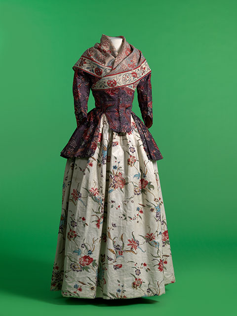 By Jacket and shawl in chintz, skirt in glazed printed cotton, 1770-1800. Jacoba de Jonge Collection in MoMu - Fashion Museum Province of Antwerp, www.momu.be / Photo by Hugo Maertens, Bruges, CC BY-SA 3.0, https://commons.wikimedia.org/w/index.php?curid=25129699