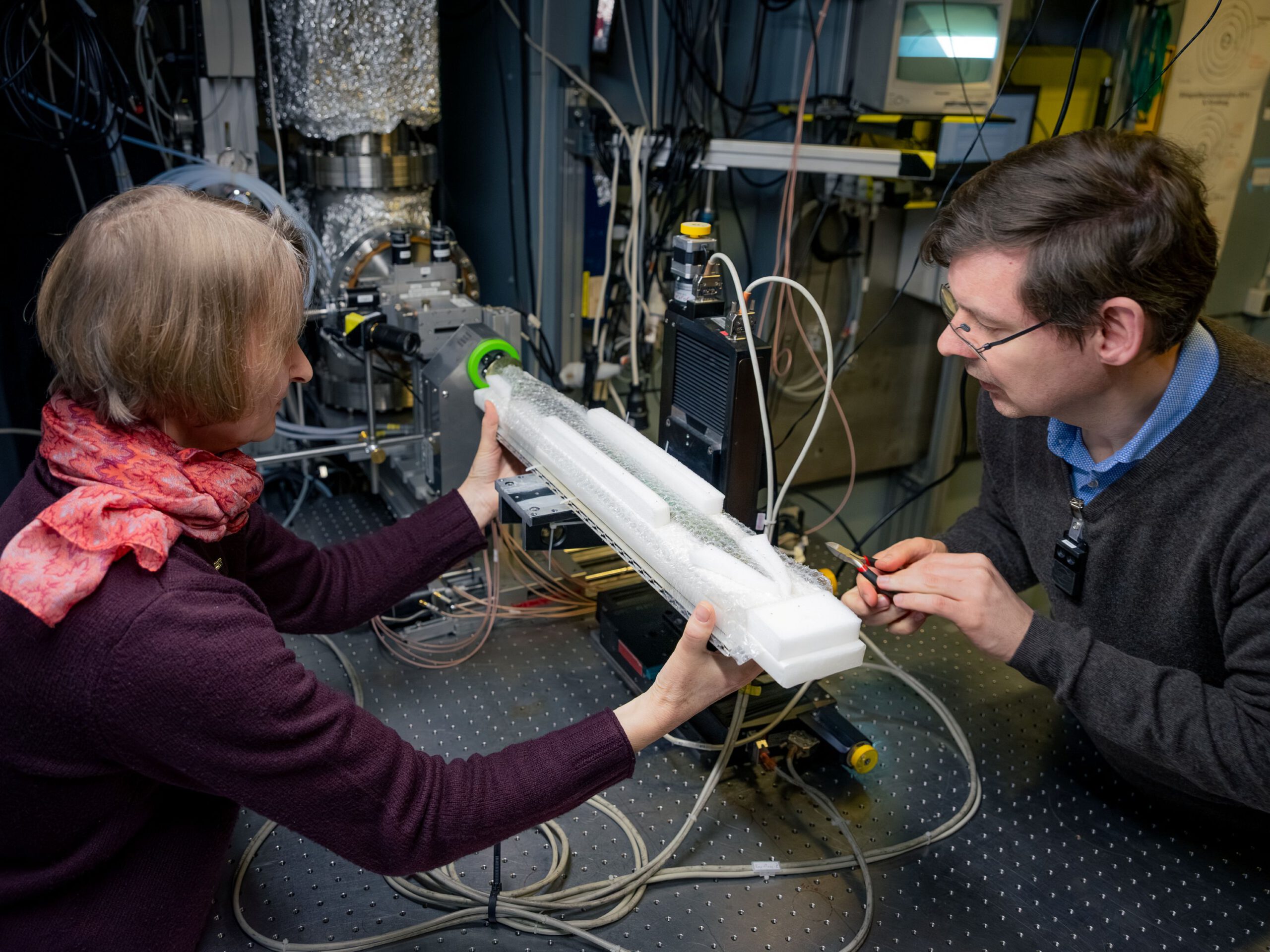 Untersuchung eines bronzezeitlichen Schwertes unter Messgerät