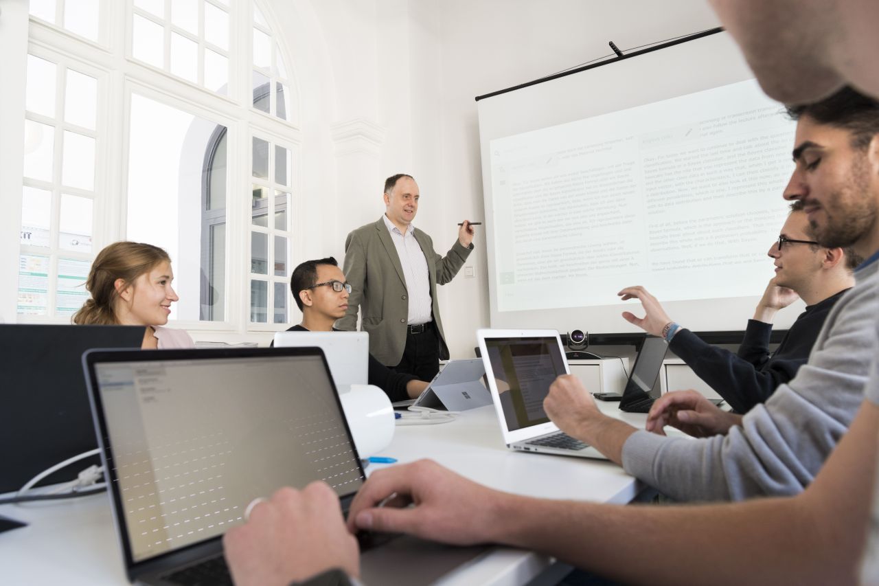 Automatische Spracherkennung und -übersetzung: Schnelleres Arbeiten und Lernen