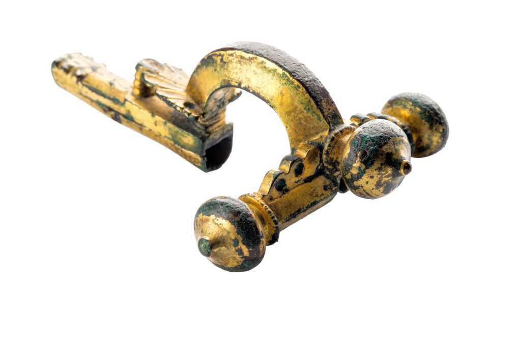 Griech-minoisch-KulturZwiebelkopffibel, vergoldete Bronze, 335–365, 8,3 cm, gefunden in Tongeren, Gallo-Römisches Museum Tongern