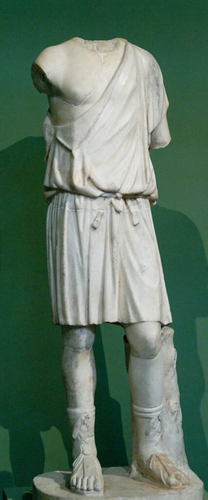 Exomis griech mino Young_man_exomis_Musei_Capitolini_MC892; By Marie-Lan Nguyen (User:Jastrow) 2009, CC BY 2.5, https://commons.wikimedia.org/w/index.php?curid=7871590