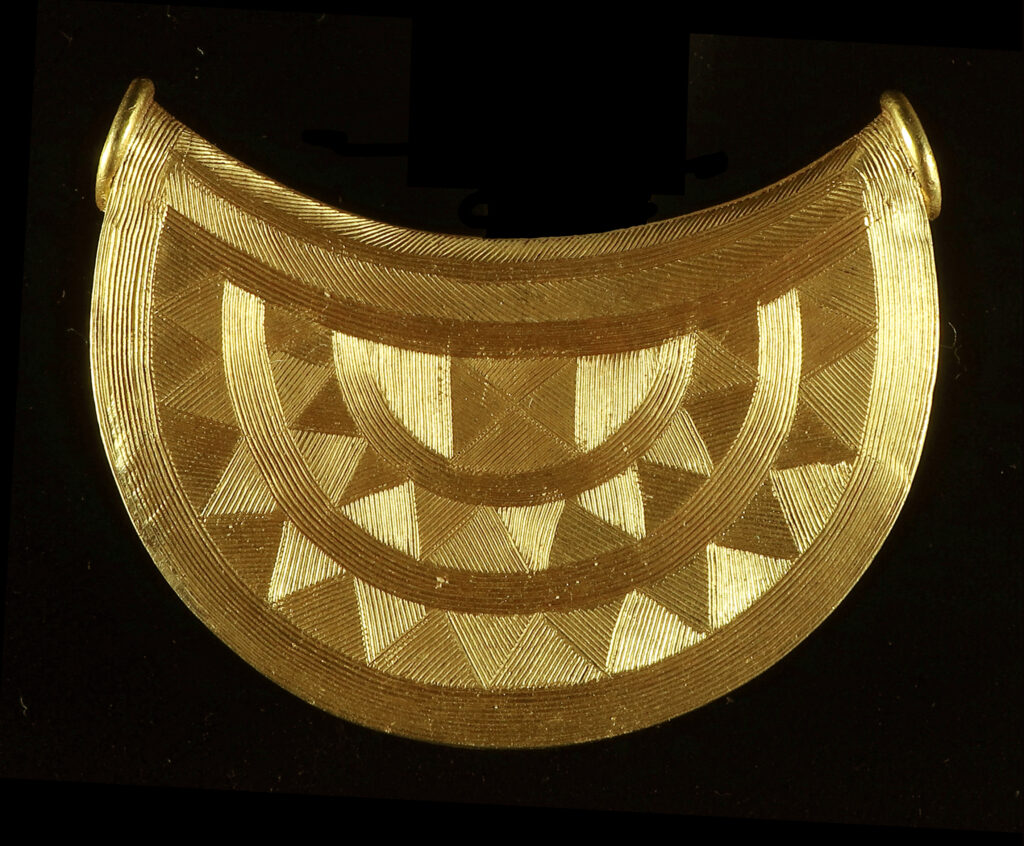 Von Birmingham Museums Trust, Peter Reavill, 2018 - edited version of: File:Bronze Age gold bulla, the 'Shropshire Sun Pendant', c. 1000-750 BC.jpg, CC BY-SA 2.5, https://commons.wikimedia.org/w/index.php?curid=128597277 