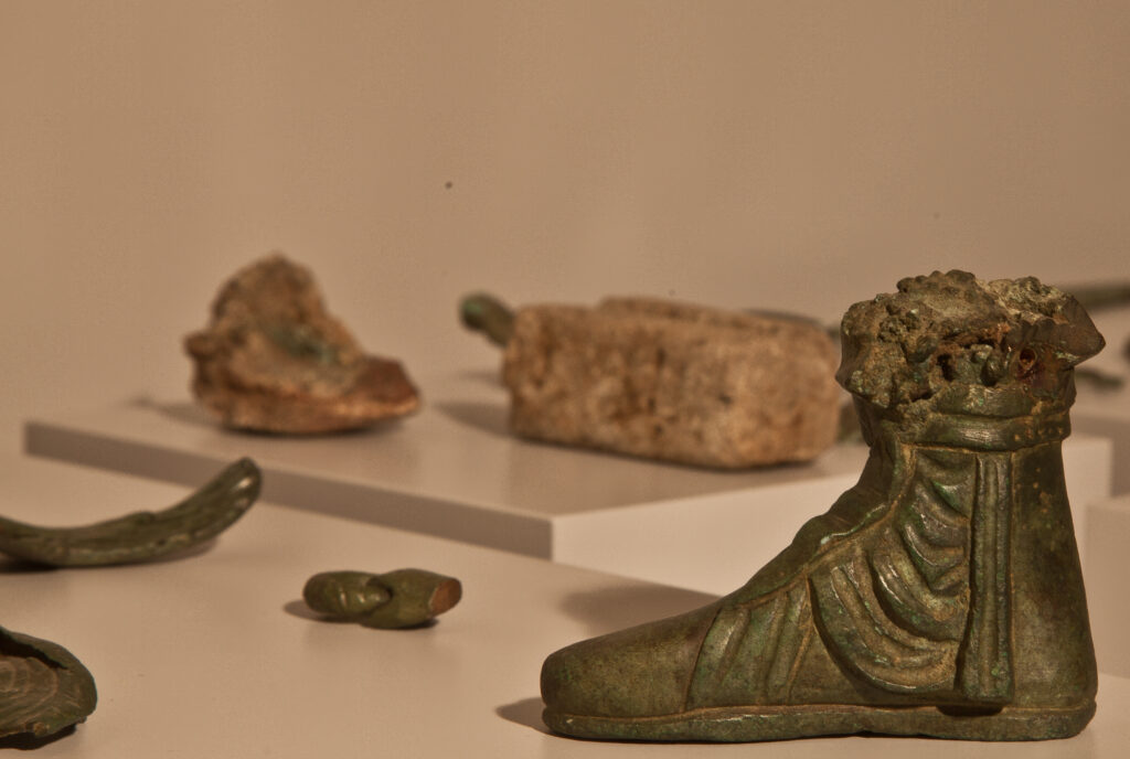 Calceus Roemisch , Römisches Schuhwerk
Pé co calceus senatorius Bronce
A bronze senatorial calceus discovered in Spain
By Álvaro Pérez Vilariño - Flickr: Pé co "calceus senatorius". Bronce., CC BY-SA 2.0, https://commons.wikimedia.org/w/index.php?curid=29206900
