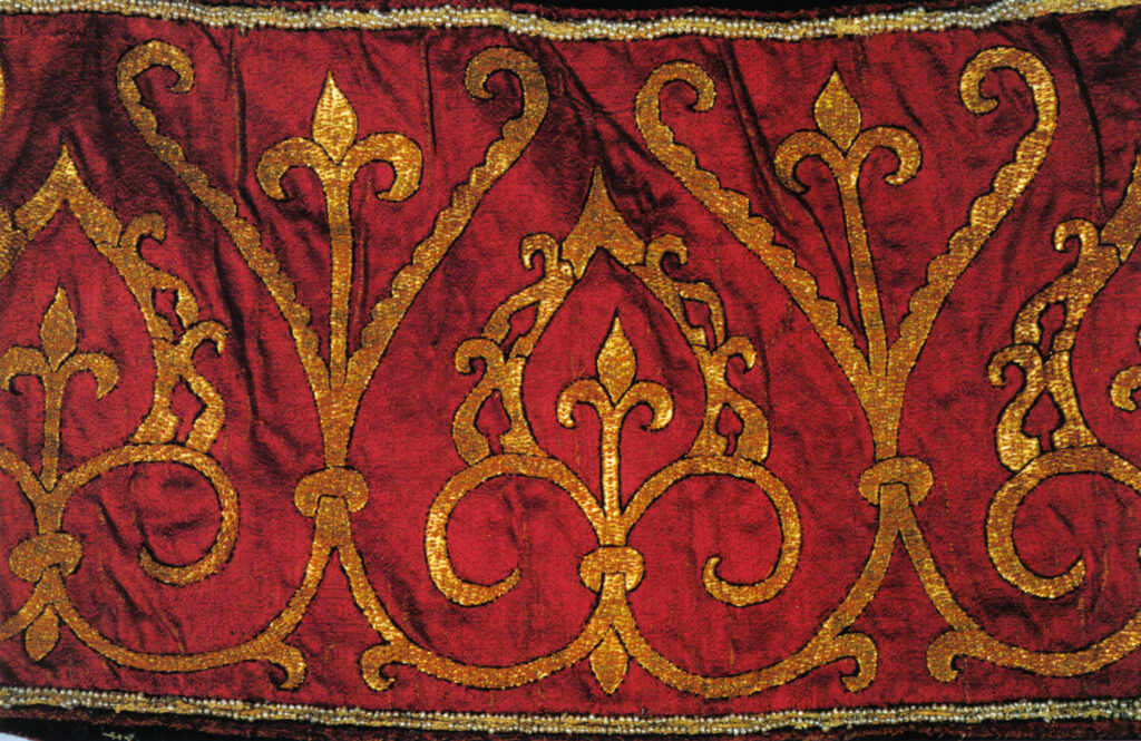 Dalmatica_1_Detail_Saumborte
Von Der ursprünglich hochladende Benutzer war Michail in der Wikipedia auf Deutsch - Übertragen aus de.wikipedia nach Commons durch Ireas mithilfe des CommonsHelper., Gemeinfrei, https://commons.wikimedia.org/w/index.php?curid=11627717