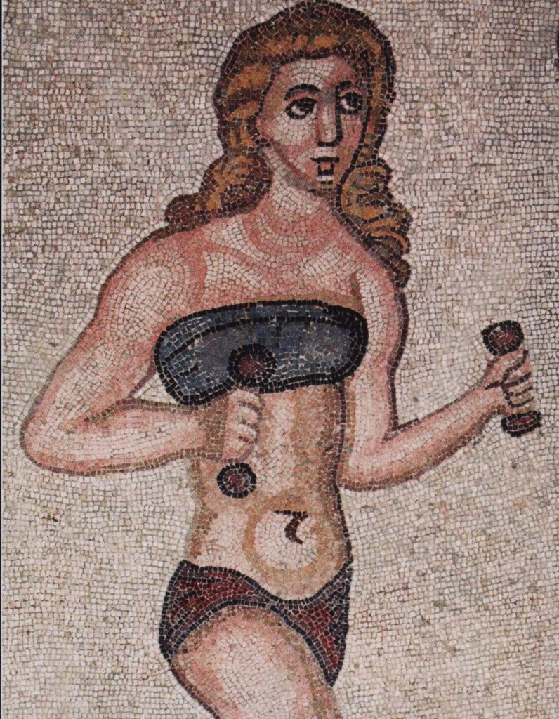 Sportlerin mit fascia pectoralis auf einem Mosaik in der Villa Romana del Casale.
Von Artiste romain - Science & Avenir N°746 - Avril 2009 - Page 57, Gemeinfrei, https://commons.wikimedia.org/w/index.php?curid=6407215