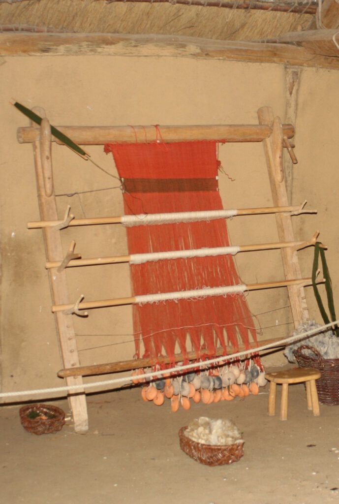 Gewichtswebstuhl_Haithabu_Senkrechtwebstuhl_1
Nachbau eines Gewichtswebstuhls im Wikinger Museum Haithabu
Von Kai-Erik Ballak - Eigenes Werk, CC BY-SA 3.0, https://commons.wikimedia.org/w/index.php?curid=5670547