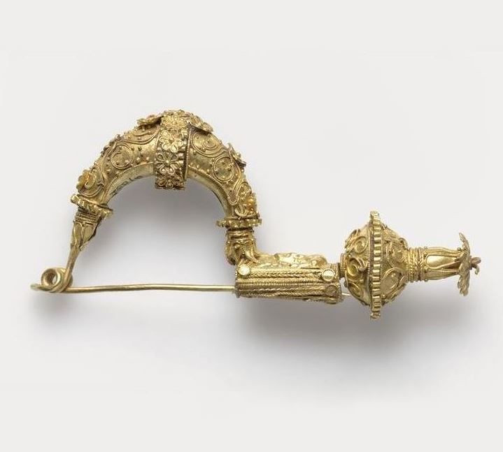 Agraffe, griechisch-minoische Kultur, 490 v. Chr. Gold Fibula. Greek 490 - 323 B.C. | Photo (C) RMN-Grand Palais (musée du Louvre) / Hervé Lewandowski  