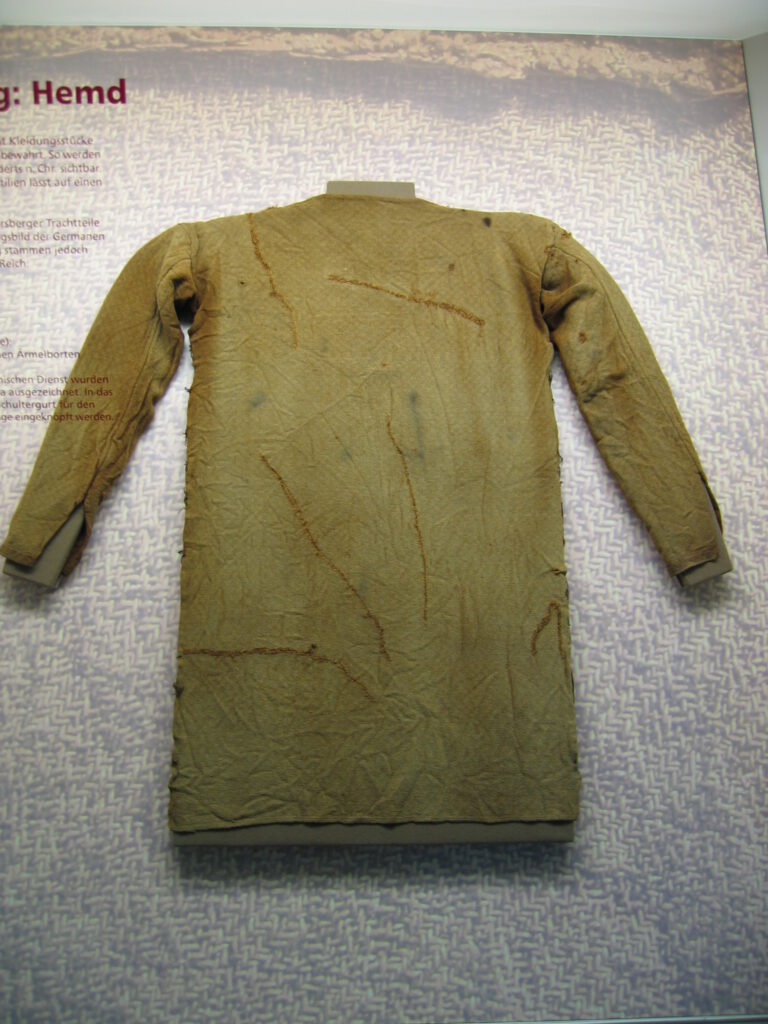 Tunika Germanisch Thorsberg_Tunic
Germanische Tunika aus dem Thorsberger Moor, etwa 4. Jahrhundert n. Chr.
Von Photographed by User:Bullenwächter - Photographed at Schleswig-Holsteinisches Landesmuseum de:Schloss Gottorf, Germany, CC BY-SA 3.0, https://commons.wikimedia.org/w/index.php?curid=1432573