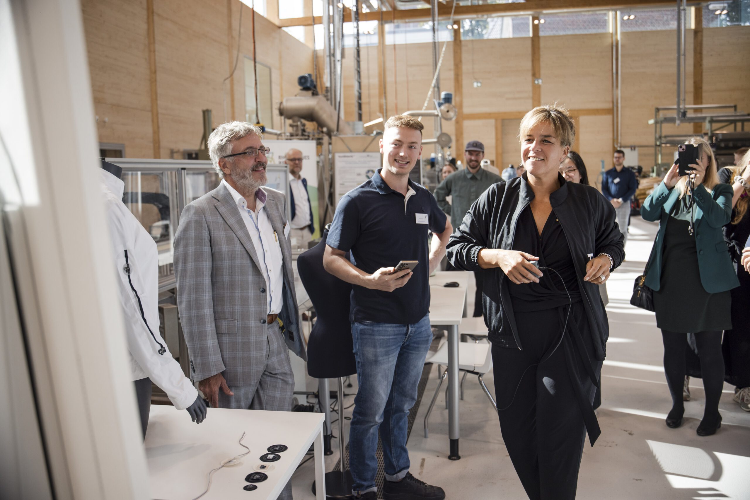 Ministerin Mona Neubaur testet smarte Jacke