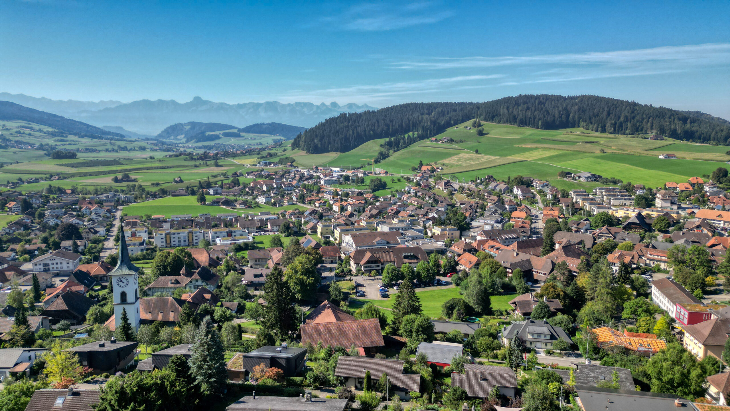 Finanzen, Raumplanung und Personal fordern Schweizer Gemeinden und Städte heraus